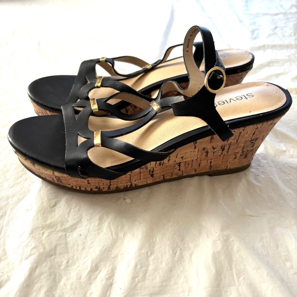 Stevies Black Wedge Sandal for Little Girls SZ 4 NWOT
Has sole stickers
